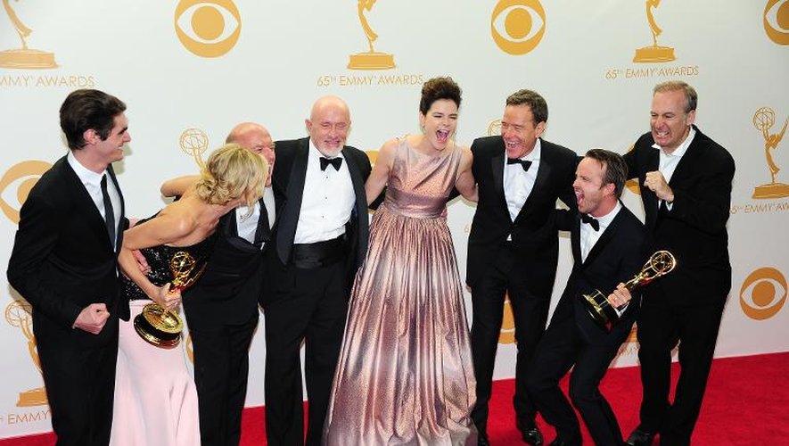 Les acteurs de la série "Breaking Bad", victorieuse du Emmy de la meilleure série dramatique, posent avec leur prix du 65e Emmy Awards à Los Angeles, le 22 septembre 2013