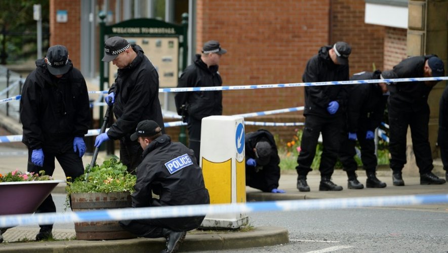 Des policiers mènent des recherches le 17 juin 2016 près de la bibliothèque de Birstall, au nord de l'Angleterre, proche de la scène du crime