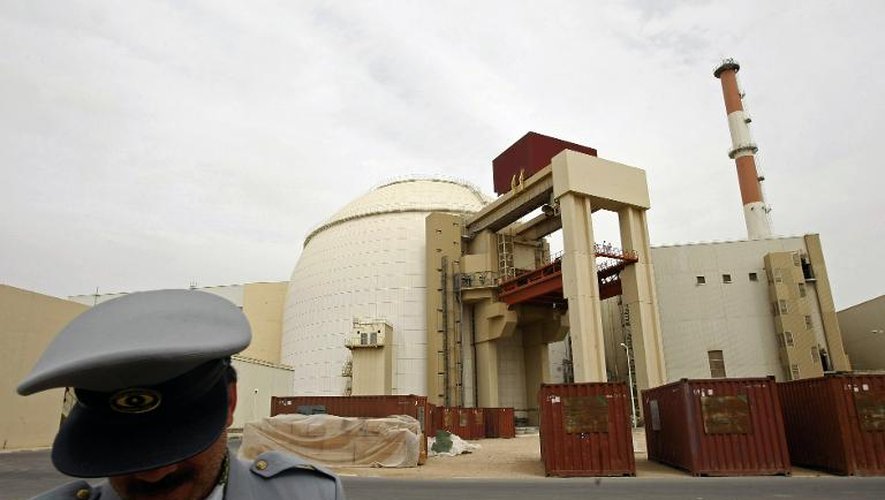 Un agent de sécurité iranien devant la centrale nucléaire de Bouchehr, le 25 février 2009