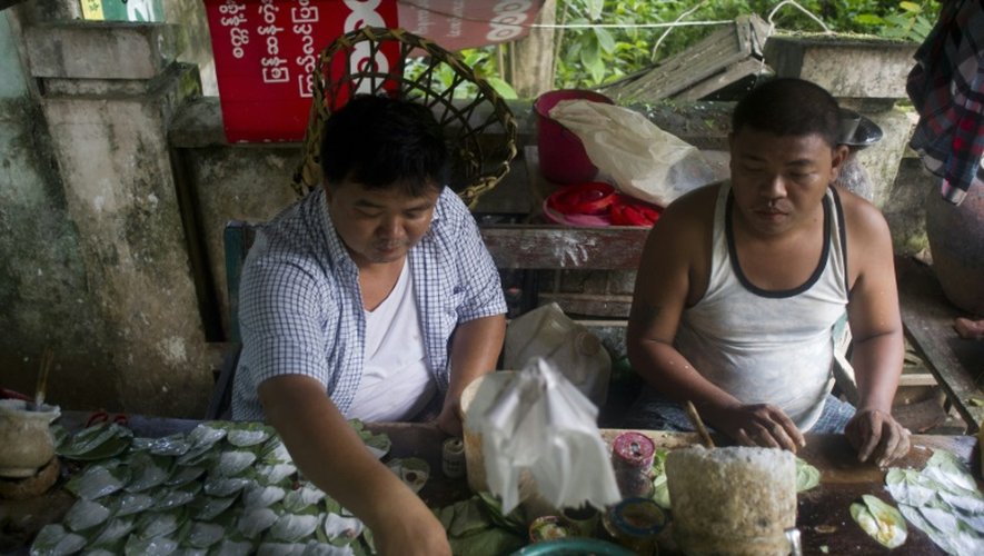 Des vendeurs de betel, le 12 juillet 2015 près de la capitale birmane Naypyidaw