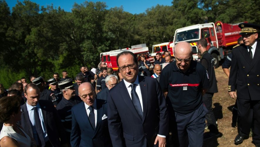 François Hollande le 27 juillet 2015 Bormes-les-Mimosas avec des pompiers