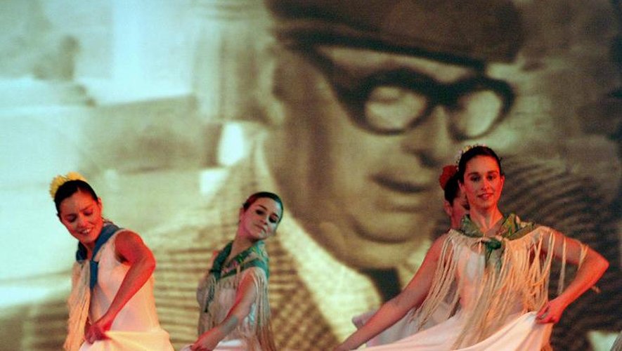 Des danseuses se produisent devant une photo de Pablo Neruda le 12 juillet 2004 à Parral