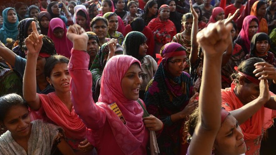 Des travailleuses du textiles manifestent à Dacca, au Bangladesh, pour de meilleurs salaires, le 21 septembre 2013