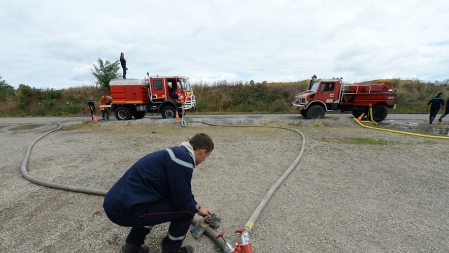 Des pompiers remplissent leurs réservoirs à Saint-Jean d'Illac, dans le sud-ouest de la France, le 27 juillet 2015