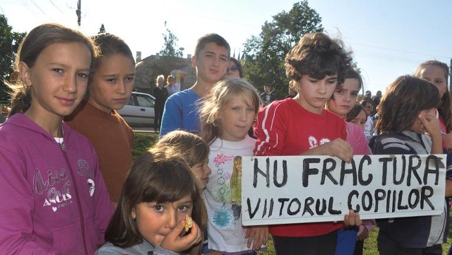 Des enfants tiennent une pancarte pour protester contre l'exploitation de gaz de schiste à Gagesti en Roumanie le 15 septembre 2013