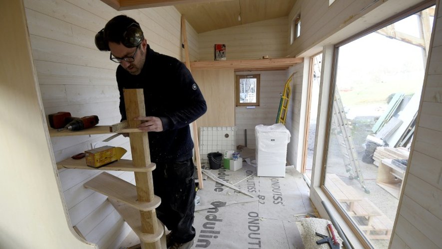 Une "Tiny House" en construction le 15 mars 2016 à Poilley dans le nord de la France