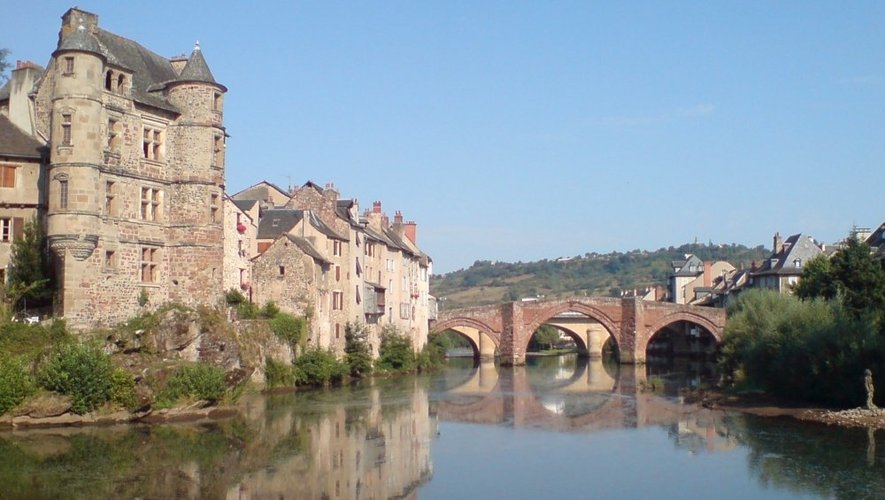 Le Pont Vieux enjambe le Lot. Le Vieux Palais renaissance, lui, domine le fleuve.