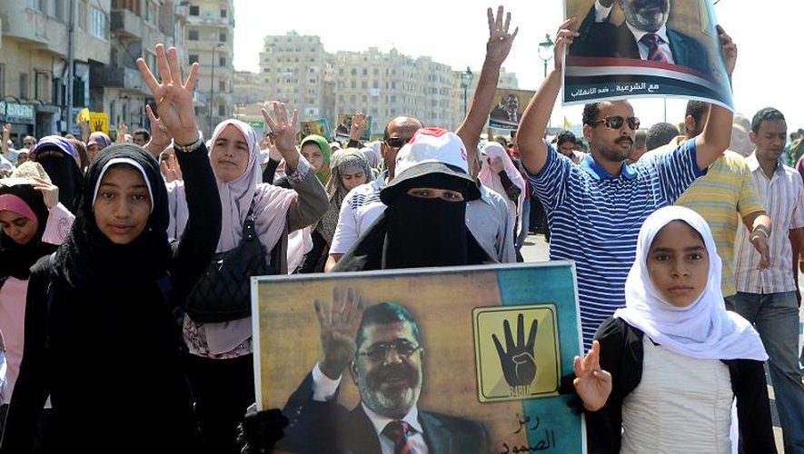 Des partisans des Frères musulmans et du président déchu Mohamed Morsi brandissent son portrait lors d'une manifestation, le 20 septembre 2013 à Alexandrie