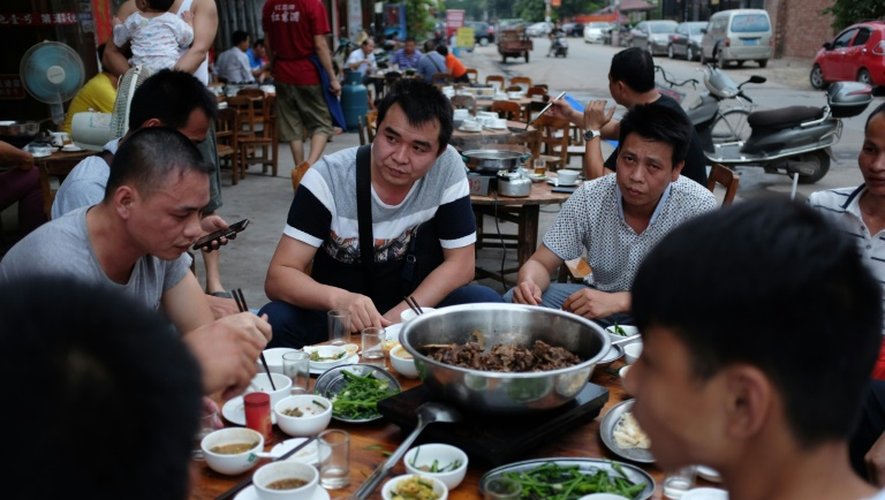 Des habitants de Yulin font un repas de viande de chien dans un restaurant, le 9 mai 2016