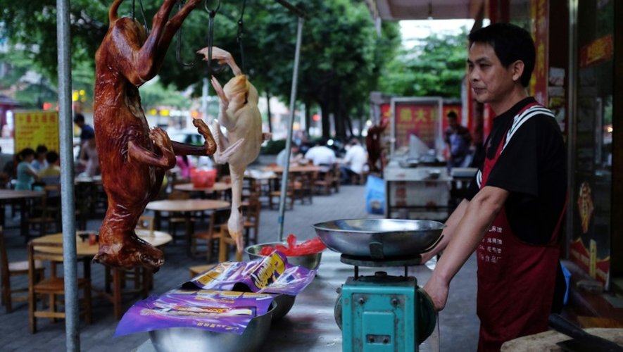 Un cuisinier attend des clients à son étal, à Yulin, le 9 mai 2016