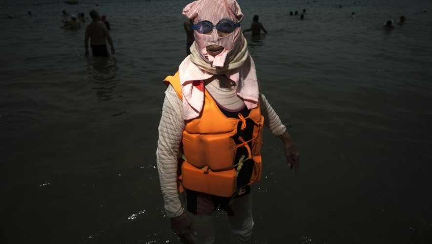 Une femme portant un face-kini sur une plage de Qingdao, dans l'est de la Chine, le 24 juillet 2015