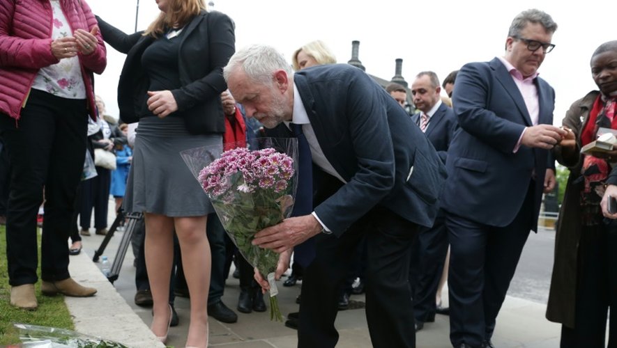 Le chef du Parti travailliste Jeremy Corbyn dépose une gerbe à la mémoire de Jo Cox lors d'une veillée à Parliament square à Londres le 16 juin 2016