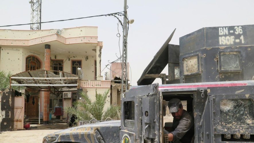 Un véhicule des forces antiterroristes garées à Falloujah pendant une opération pour regagner la ville au groupe EI le 16 juin 2016