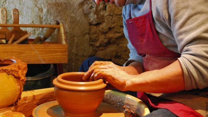 Dans l’atelier d’Argileum, on explique les étapes de fabrication de la poterie.