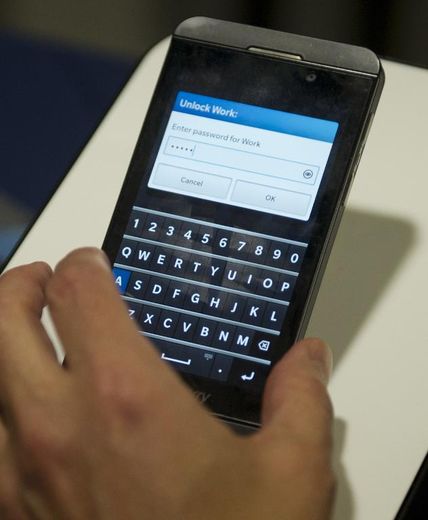 Démonstration du nouveau Blackberry Z10, à Washington le 16 avril 2013