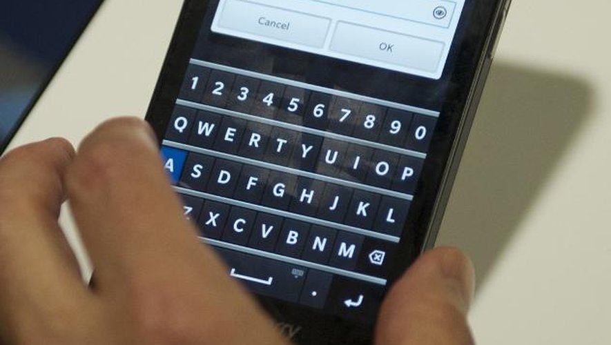 Démonstration du nouveau Blackberry Z10, à Washington le 16 avril 2013