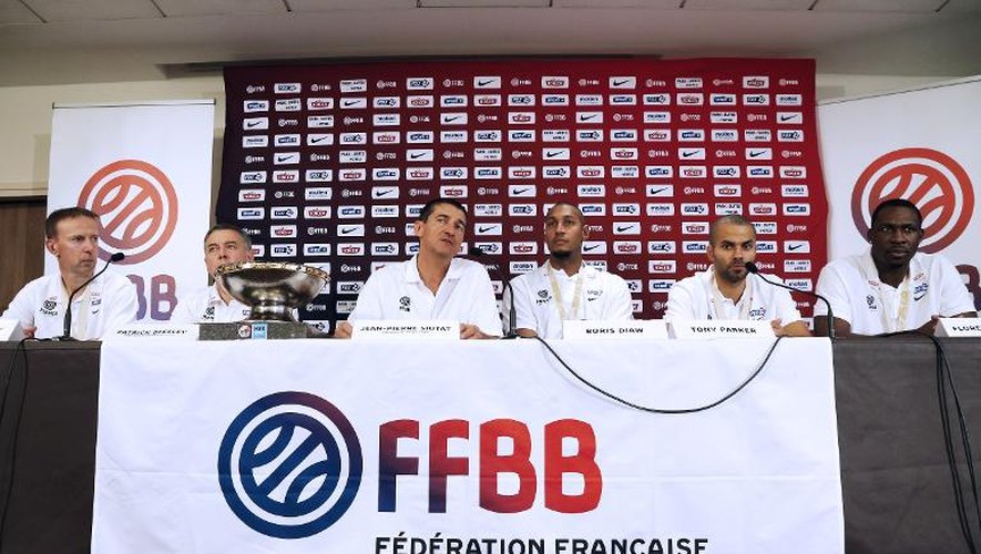 Le sélectionneur de l'équipe de France de basket (à gauche) lors de la conférence de presse avec le directeur technique national Patrick Beesley et le président de la fédération Jean-Pierre Siutat, Boris Diaw, Tony Parker et Florent P