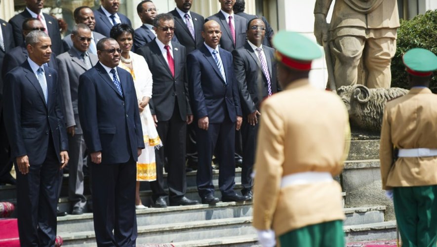 Le président américain Barack Obama et le Premier ministre éthiopien Hailemariam Desalegn passent les troupes en revue le 27 juillet 2015 à Addis Abeba
