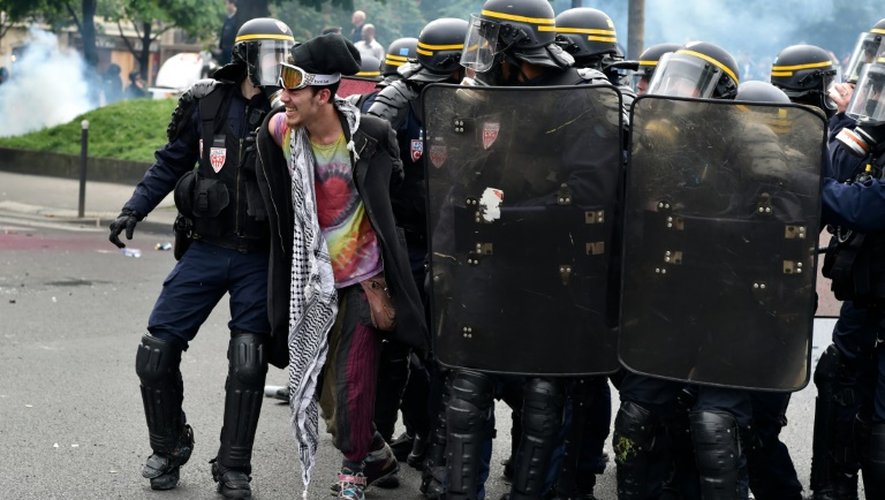 Les CRS interpellent un manifestant place de la Nation à Paris lors de la mobilisation contre la loi travail le 26 mai 2016