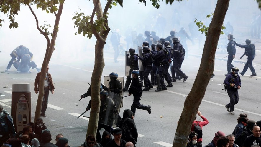 Affrontement entre policiers et manifestants contre la loi travail à Paris, le 14 juin 2016