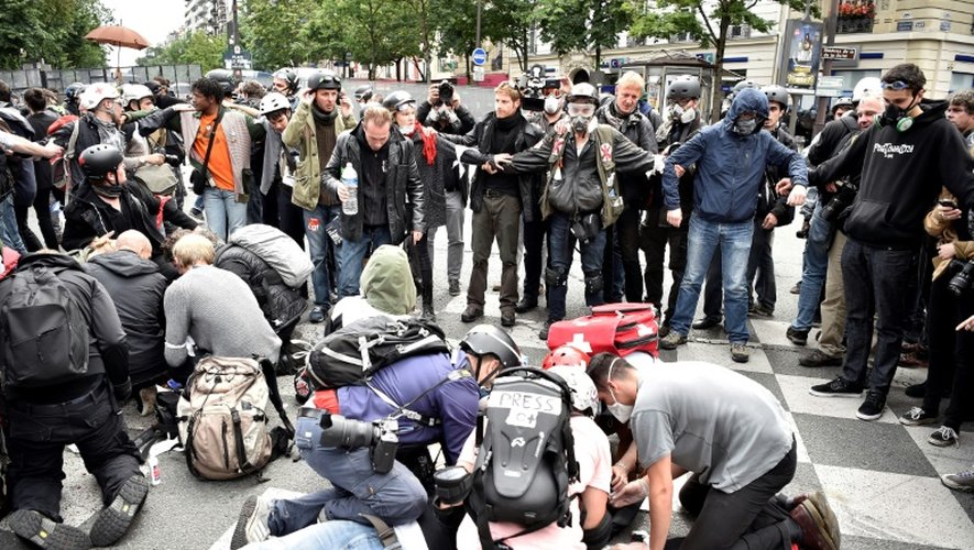 Des manifestants viennent en aide à des blessés lors de la manifestation contre la loi travail, le 14 juin 2016 à Paris