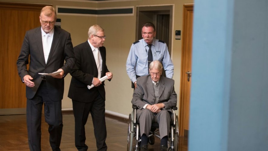 Reinhold Hanning arrive en chaise roulante au tribunal de Detmold avec ses avocats Andreas Scharmer et Johannes Salmen le 17 juin 2016