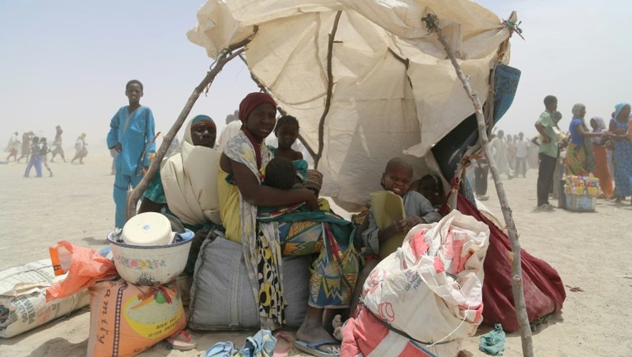 Photo fournie par le PAM montrant des familles évacuées des îles du lac Tchad, à N'Guigmi le 5 mai 2015