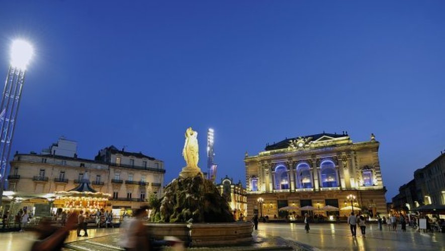 Au cœur de la ville, à la nuit tombée, la place de la Comédie se pare de bleu, la couleur de Montpellier.