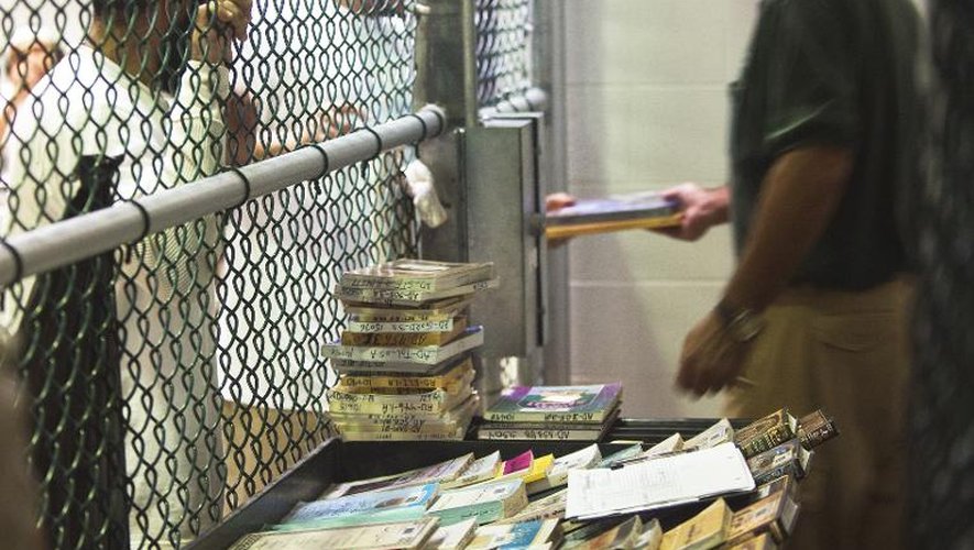 Des détenus viennent chercher des livres au Camp VI de Guantanamo le 30 mars 2010