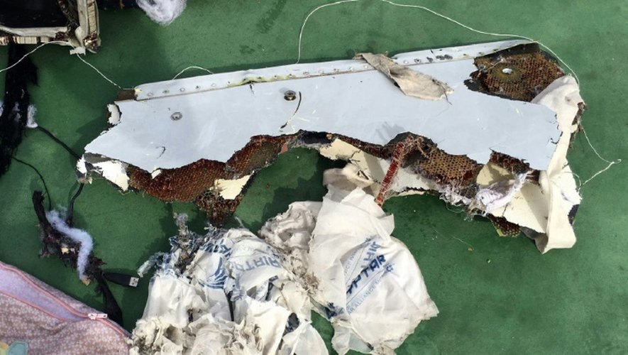 Photo obtenue sur la page officielle Facebook du porte-parole de l'armée égyptienne, montrant des débris trouvés en mer par les équipes de recherches de l'Airbus A320 d'EgyptAir