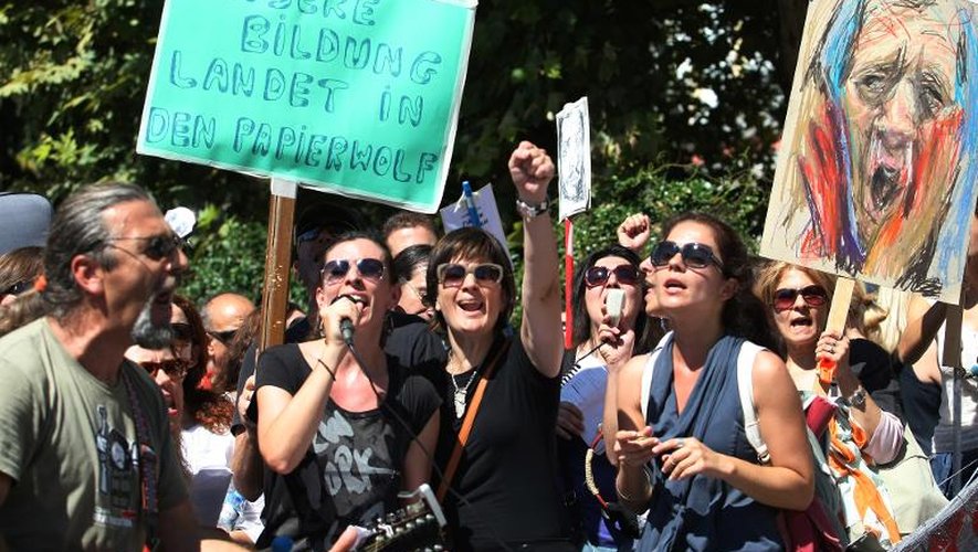 Des fonctionnaires grecs manifestent contre une réforme du service public à Thessalonique, le 18 septembre 2013