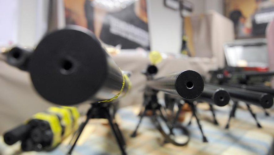 Des armes saisies à Marseille et présentées à la presse le 8 juin 2012