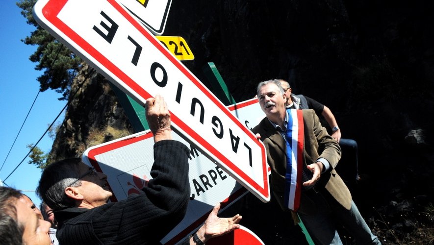 En septembre 2012, les habitants de Laguiole ont décidé de déboulonner le panneau du village pour sensibiliser l'opinion.