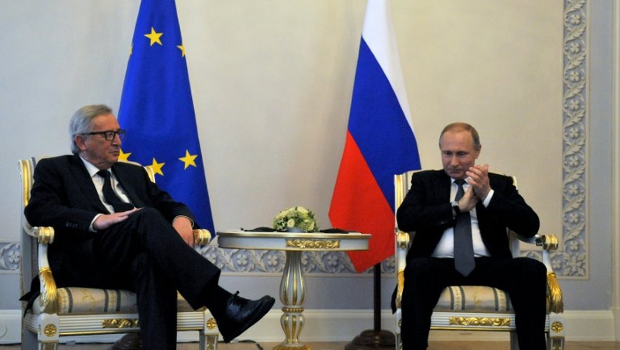 Le président russe Vladimir Poutine (D) et le président de la Commission européenne Jean-Claude Juncker à Saint-Pétersbourg, le 16 juin 2016