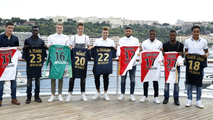 Les 9 recrues de l'AS Monaco posent avec leurs maillots, lors d'une présentation le 24 juillet 2015 en Principauté