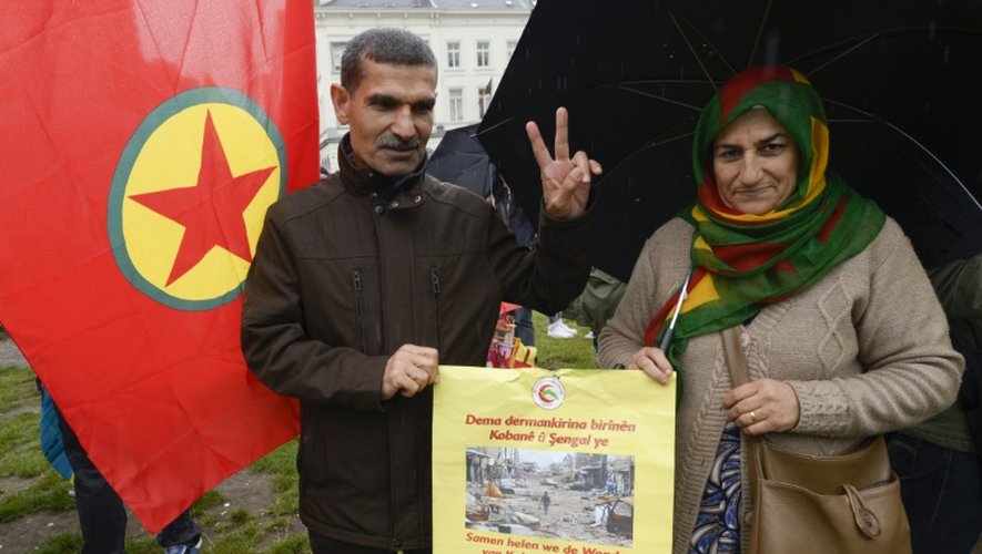 Des manifestants kurdes brandissent des pancartes pour dénoncer les destructions causées par l'EI dans la ville de Kobane en Syrie, le 28 juillet 2015 à Bruxelles