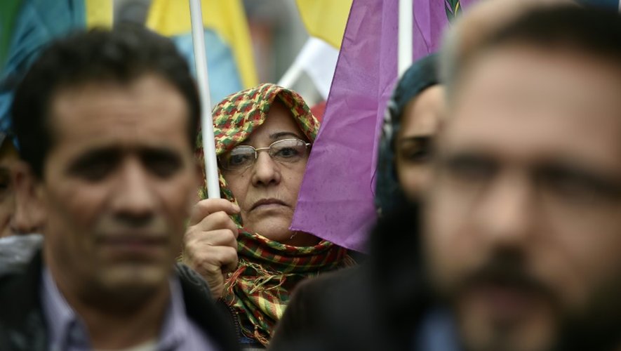 Une femme participe à une manifestation de réfugiés kurdes contre le gouvernement turque, le 28 juillet 2015 à Bruxelles