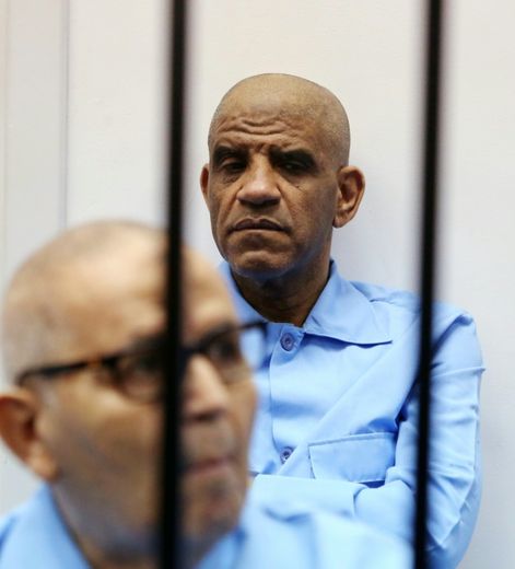 L'ex-chef des renseignements lybien Abdullah Senoussi (en arrière) est derrière les barreaux lors de son procès le 28 jyuillet 2015