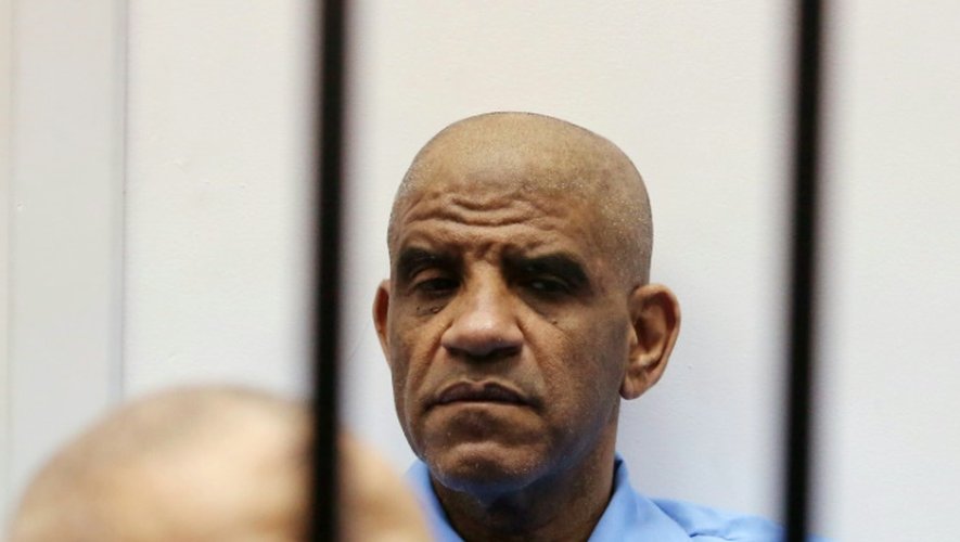 L'ex-chef des renseignements lybien Abdullah Senoussi (en arrière) est derrière les barreaux lors de son procès le 28 jyuillet 2015