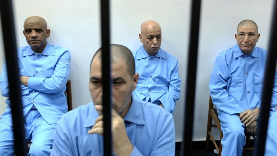 Des proches de l'ancien dictateur Mouammar Khadafi sont derrière les barreaux lors de leur procès à Tripoli, le 28 juillet 2015
