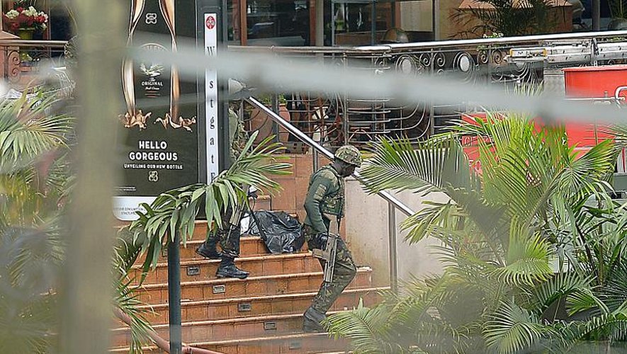 Des soldats à l'entrée du centre commercial Westgate à Nairobi, le 24 septembre 2013