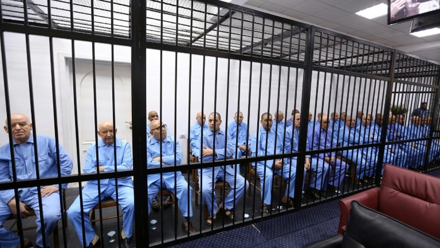 Les proches de l'ex dictateur libyen Mouammar Kadhafi sont derrière les barreaux lors de leur procès à Tripoli, le 28 juillet 2015