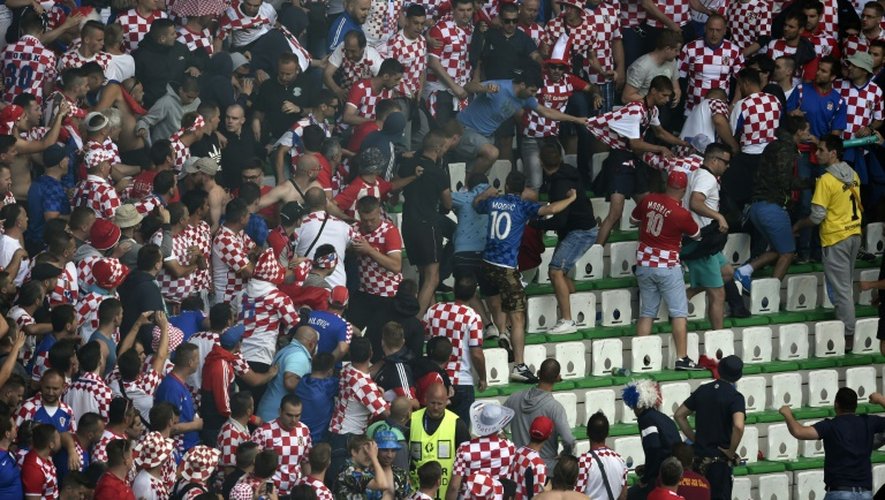 Bagarre entre supporters croates et tchèques lors du match de l'Euro-2016 opposant leur deux équipe à Saint-Etienne, le 17 juin 2016