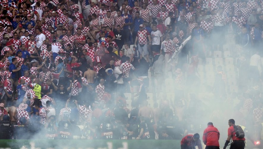 Jets de fumigènes par les supporters croates sur la pelouse lors du match de l'Euro-2016 contre la République Tchèque à Saint-Etienne, le 17 juin 2016