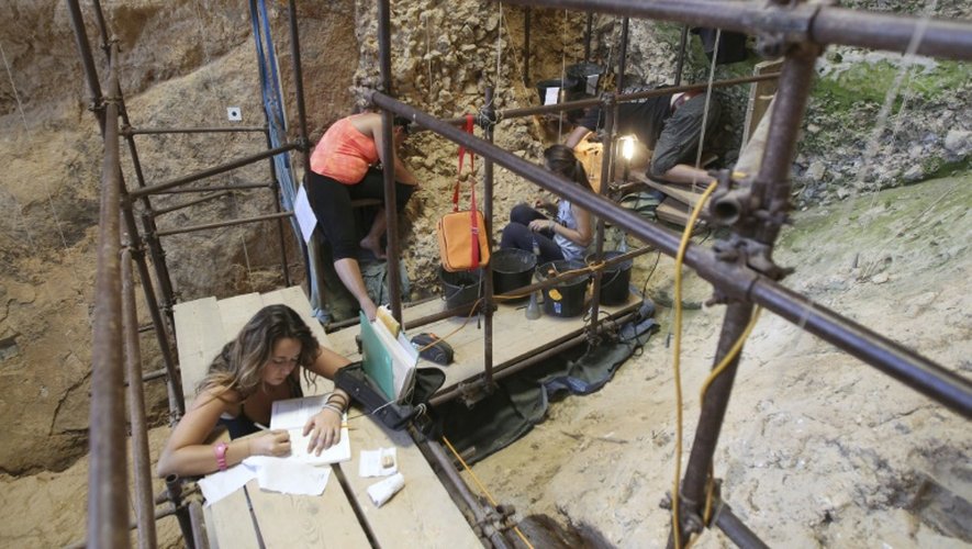 De jeunes bénévoles sur un chantier de fouilles dans la "caune de l'Arago" près de Tautavel, le 28 juillet 2015