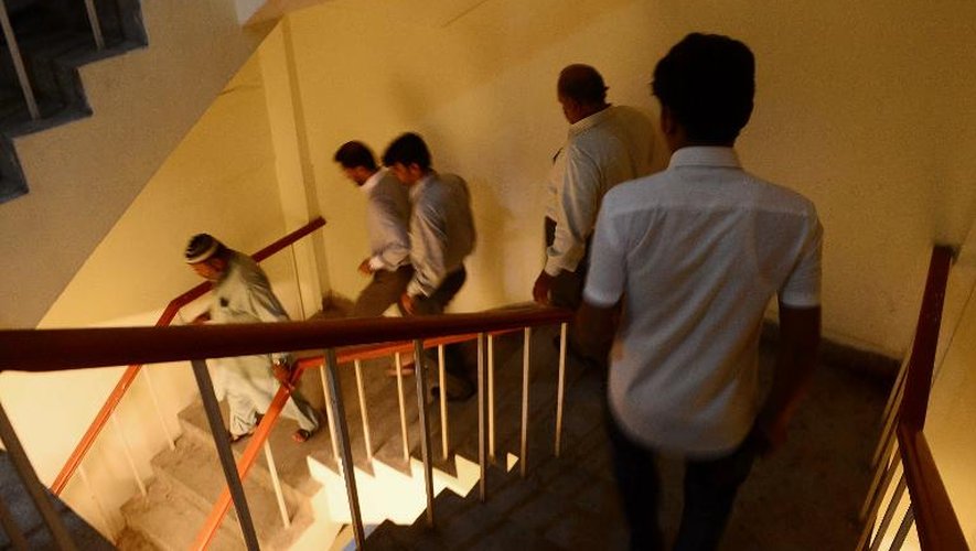 Des employés quittent leur lieu de travail alors que la terre à tremblé à Karachi au Pakistan, le 24 septembre 20113