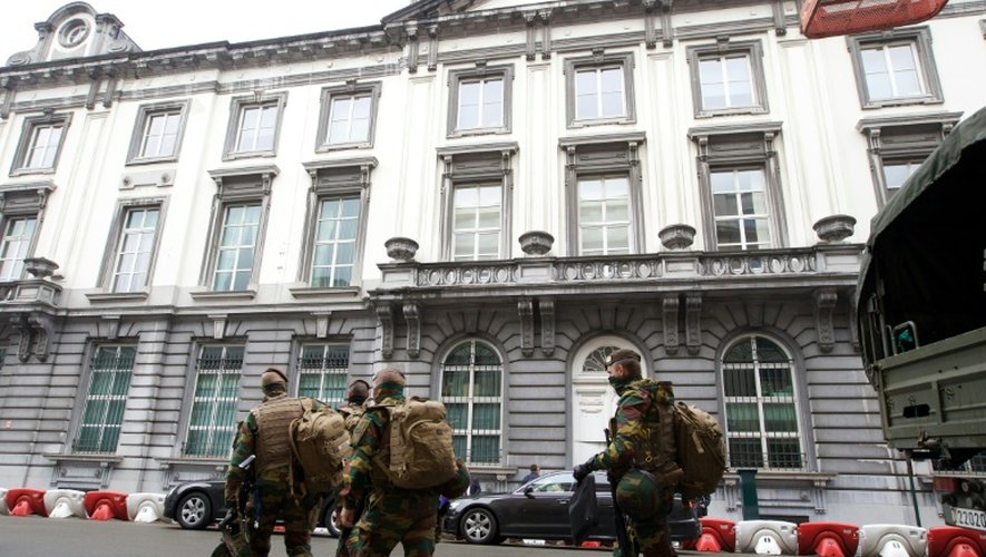 Des militaires belges dans la rue à Bruxelles après le démantèlement d'une nouvelle cellule terroriste le 18 juin 2016