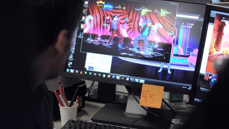 Une personne joue à "Just Dance", un jeu produit par Ubisoft, dans le studio de Montreuil de l'entreprise, le 20 décembre 2012