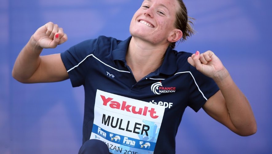 Aurélie Muller célèbre sa médaille d'or au 10 km en eau libre lors des Mondiaux de natation, le 28 juillet 2015 à Kazan en Russie