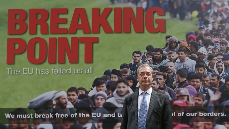 Le leader du parti UKIP Nigel Farage pose devant une affiche pour le Brexit à Londres le 16 juin 2016